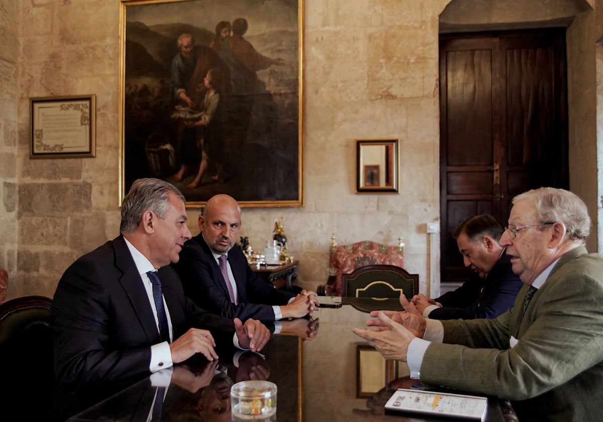 El alcalde y Consejo abordan la Semana Santa de Sevilla 2024