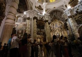 La Noche en Blanco supera todas las expectativas con los sevillanos echándole un pulso a las calles