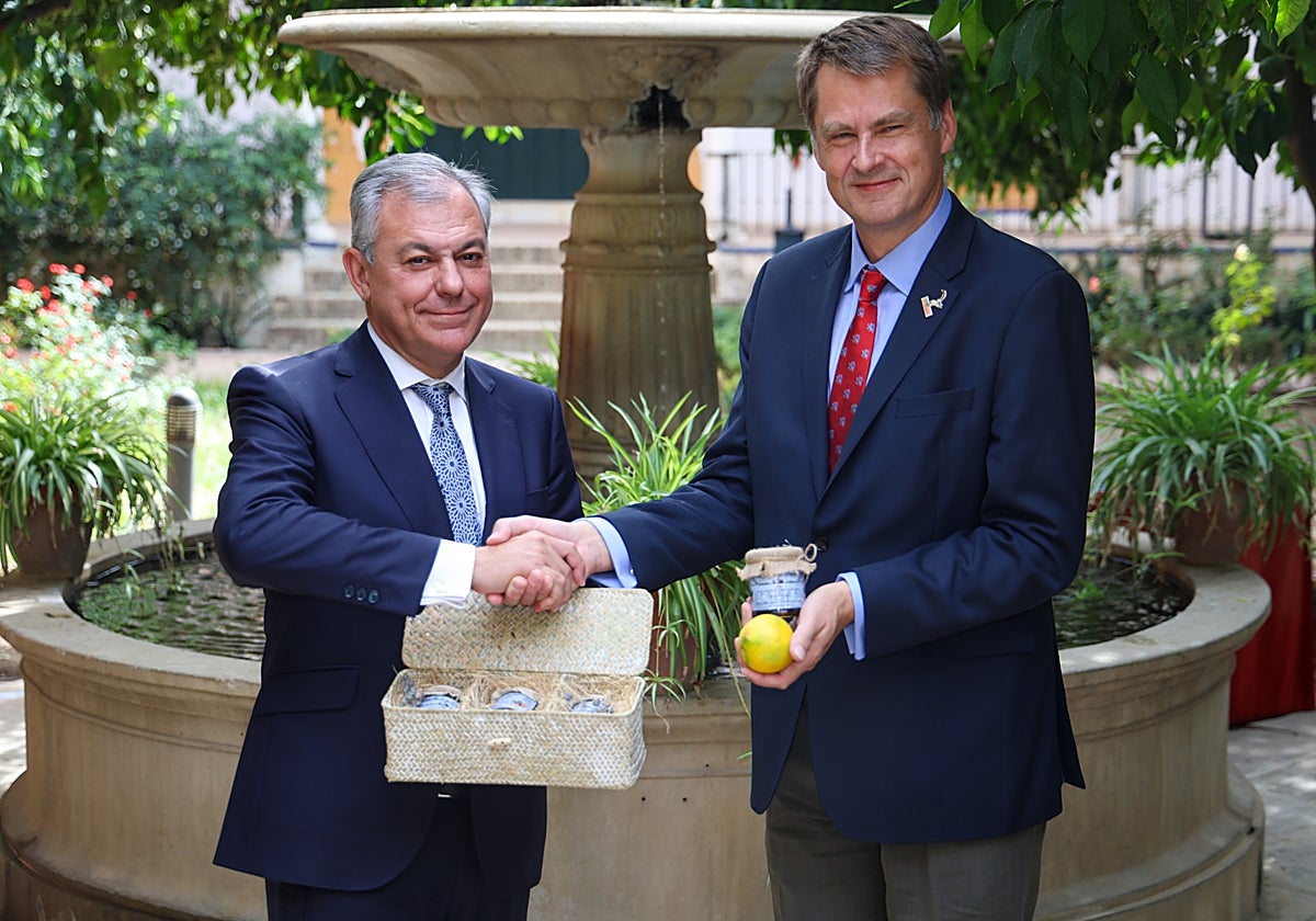 El alcalde de Sevilla, José Luis Sanz, y el embajador britáico sir Hugh Elliot