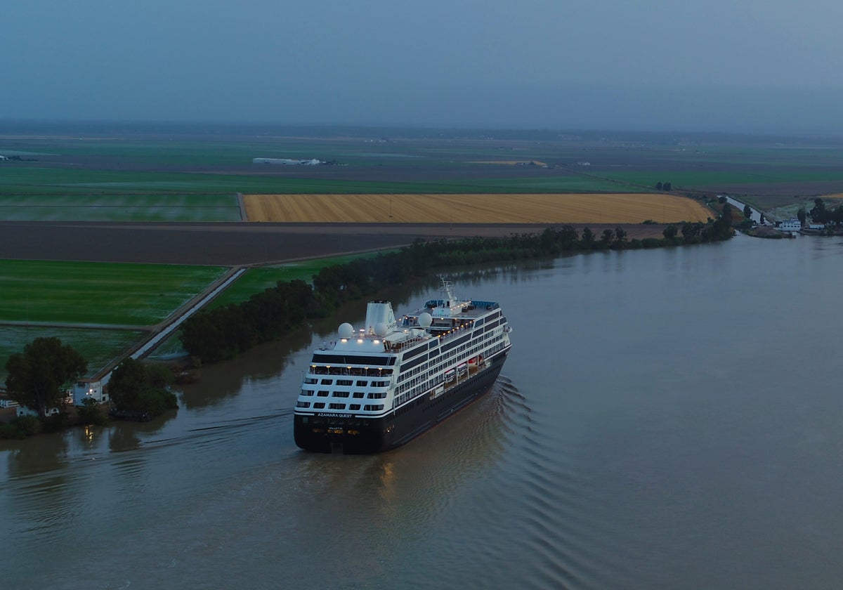 El buque Azamara Quest en el río Guadalquivir