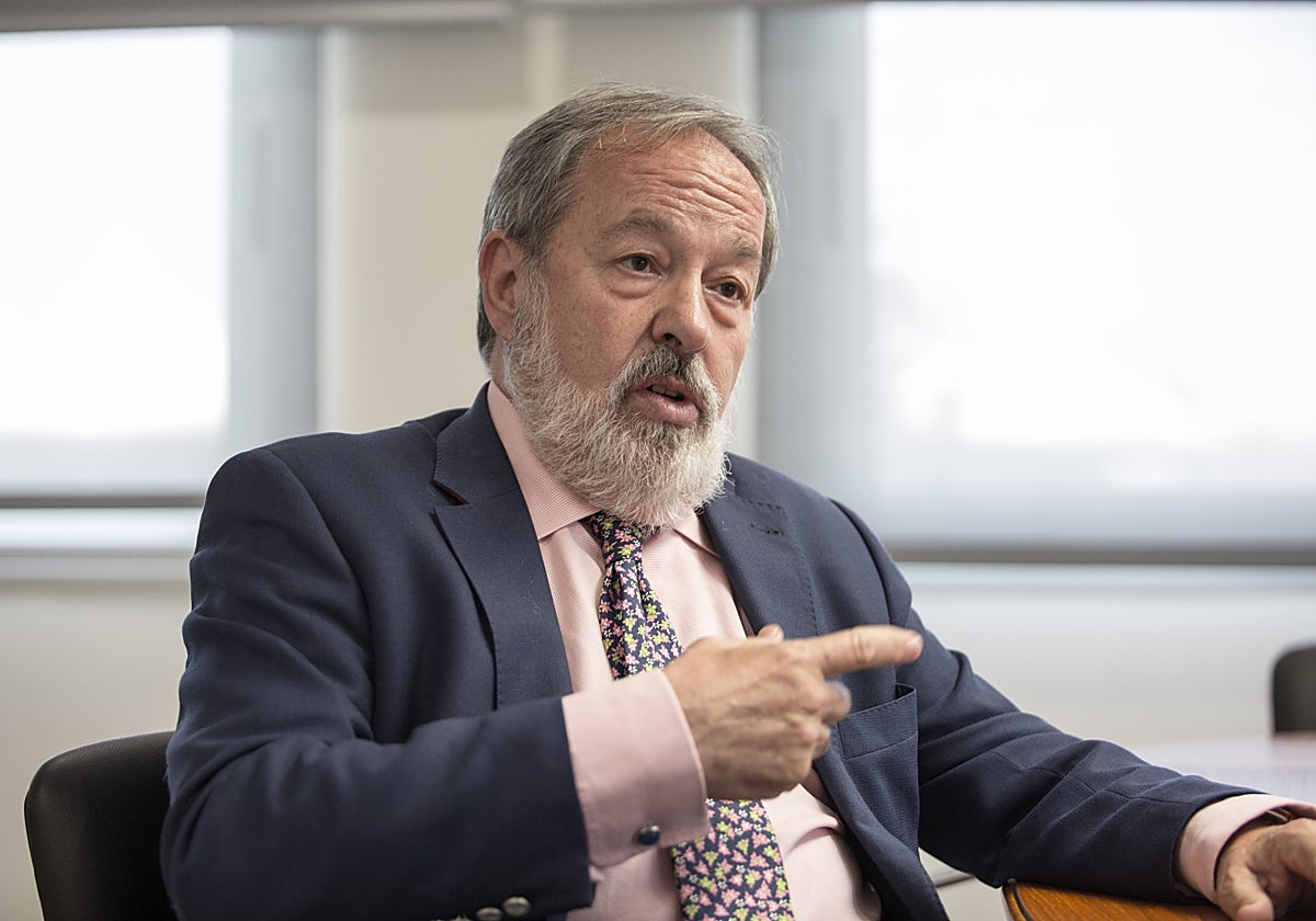 Alfonso Carmona, presidente del Colegio de Médicos de Sevilla