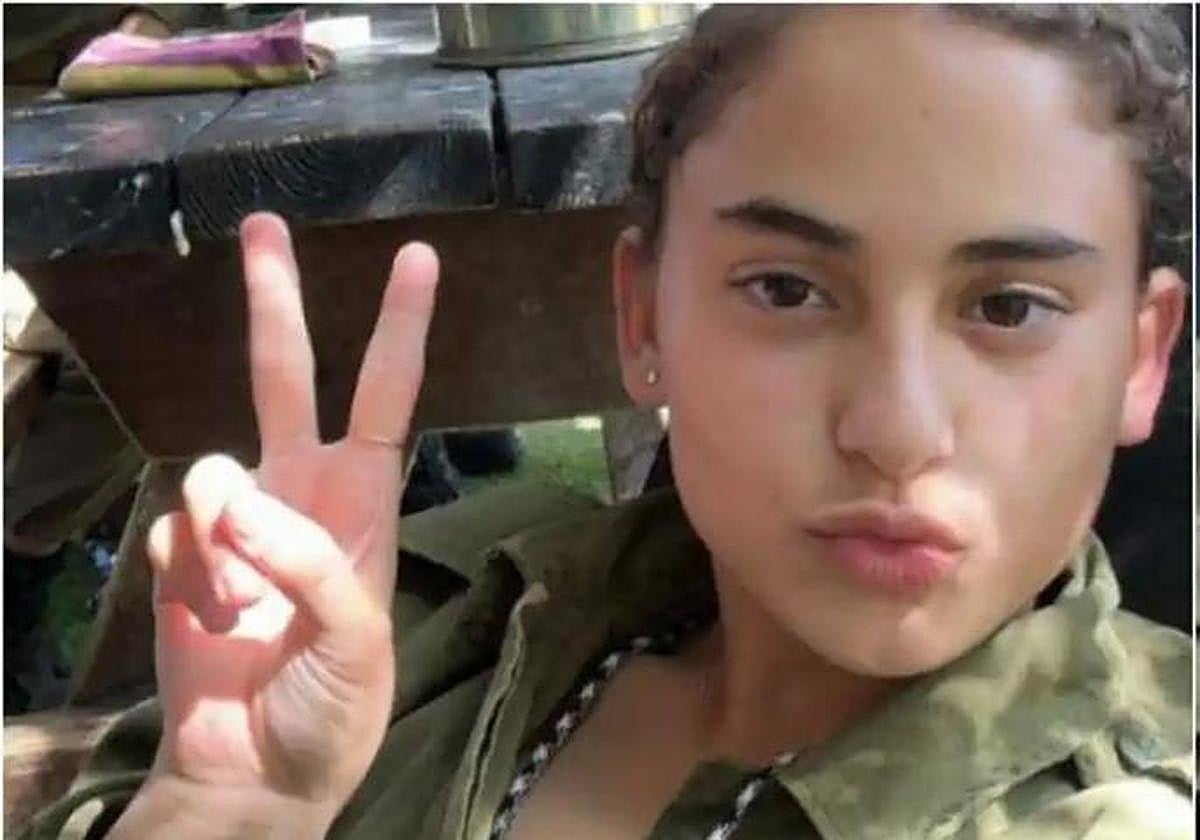 Maya Villalobo, en una fotografía realizada con su móvil con su uniforme del ejército israelí