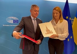 Sanz anuncia una exposición «histórica» de Arte Sacro de Sevilla en el Parlamento Europeo