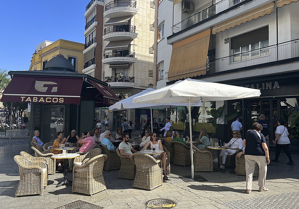 Los veladores, a base de sillones, en un bar de la Puerta de Triana