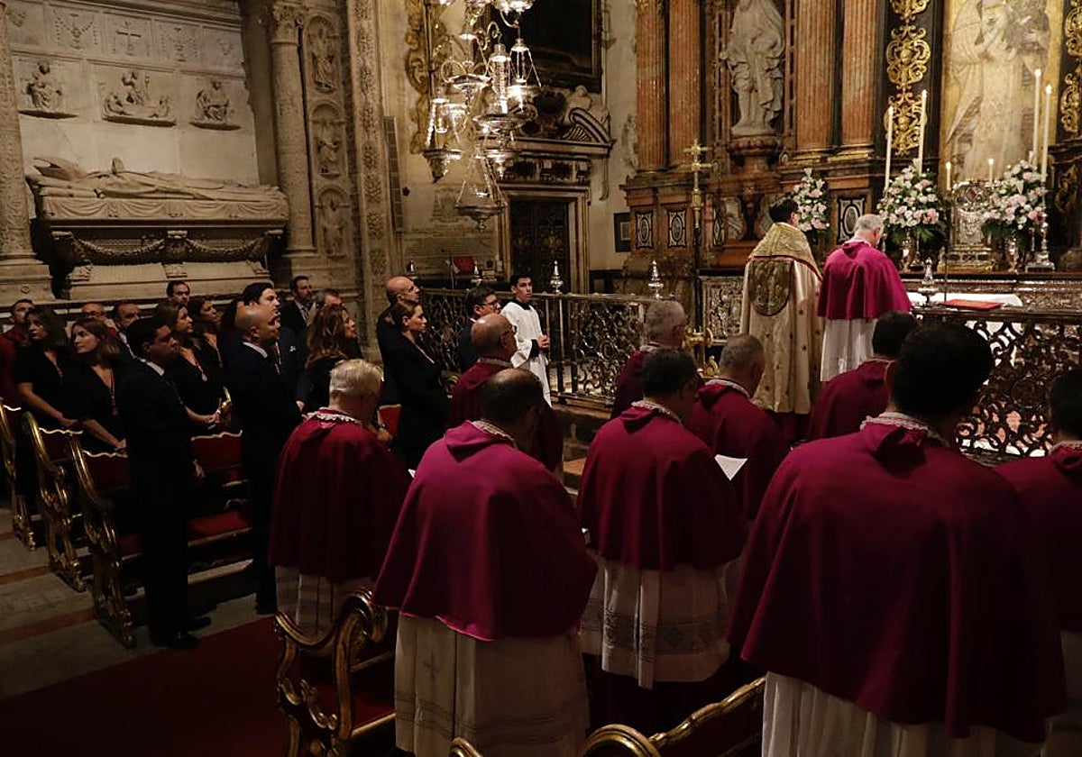 Los concejales ante la Virgen de la Antigua