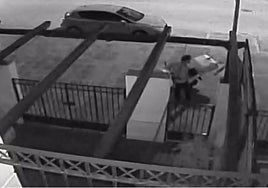 Lo meten en la cárcel tras atracar con un cuchillo a repartidores de comida en Los Palacios