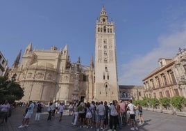 El Centro de Sevilla se llena durante el puente del Pilar, en imágenes