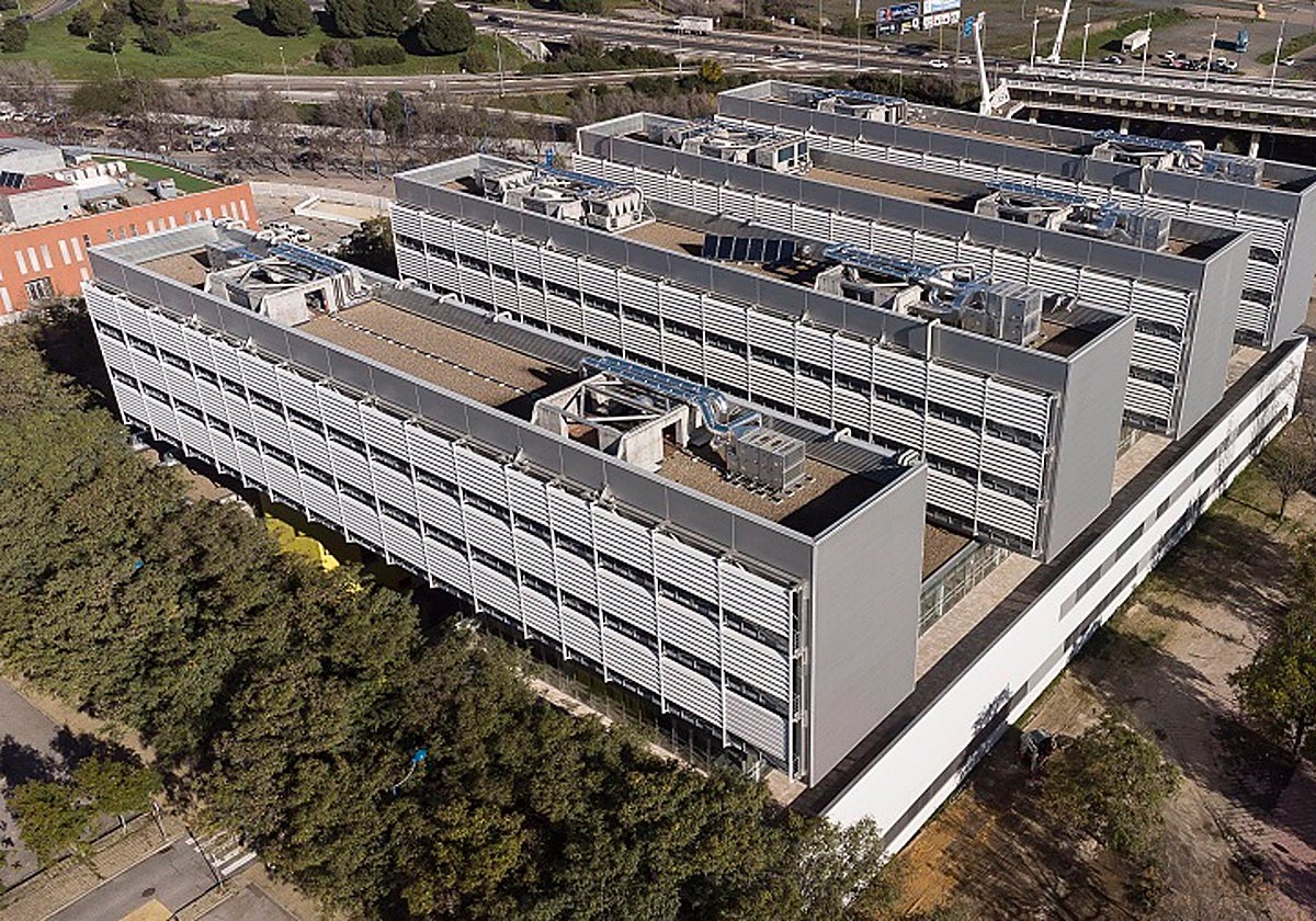 Cubierta de la nueva Politécnica (Centro Andalucía Tech Escuela Politécnica Superior) de la Universidad de Sevilla junto a la que se construirá el nuevo aulario.
