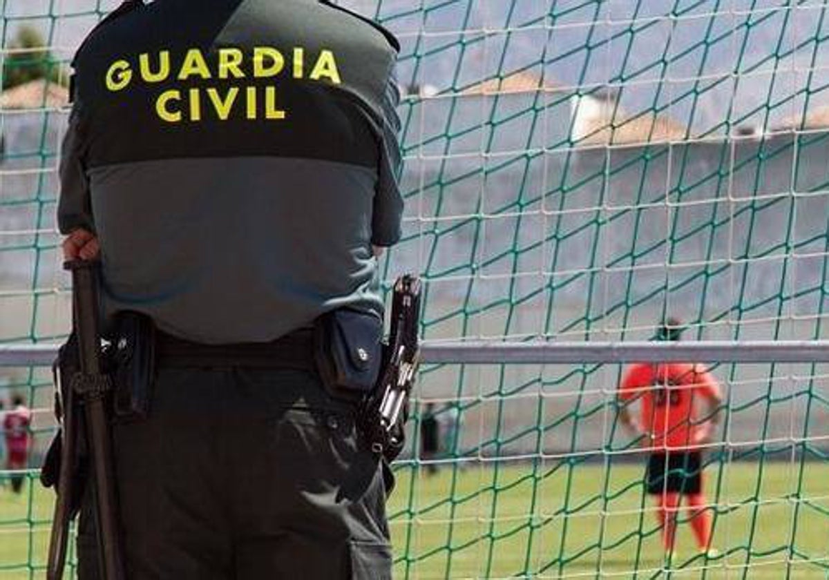 Imagen de archivo de un guardia civil en un partido de fútbol