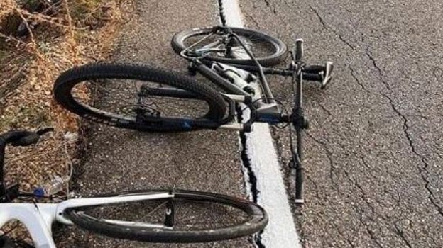 Bicicletas caídas en la carretera