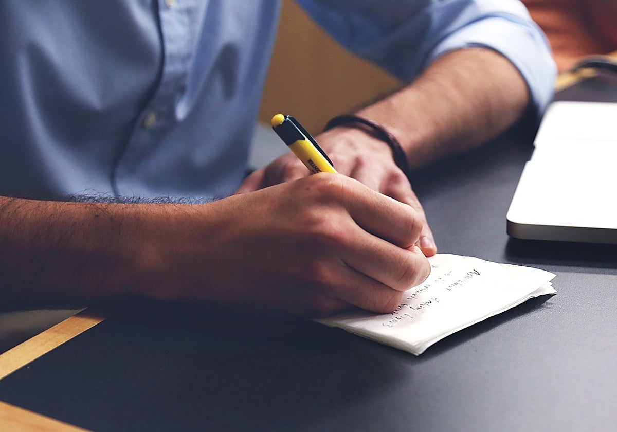 Un trabajador en la oficina
