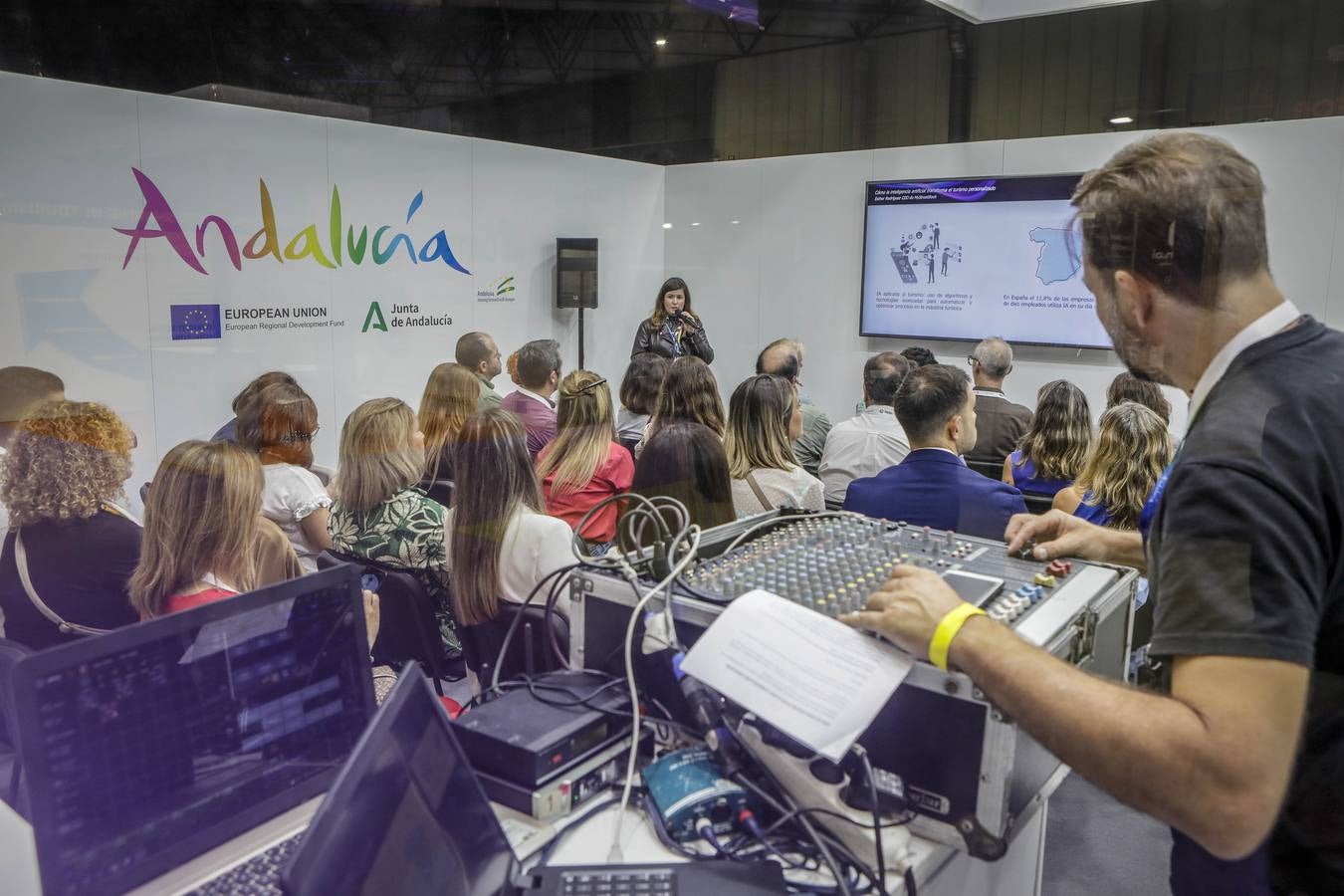 Las instalaciones de Fibes, en la inauguración del congreso internacional sobre el turismo que se celebra del 18 al 20 de octubre en Sevilla