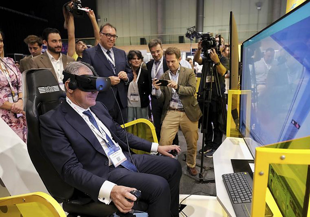 El alcalde de Sevilla, José Luis Sanz, prueba el simulador de Vueling