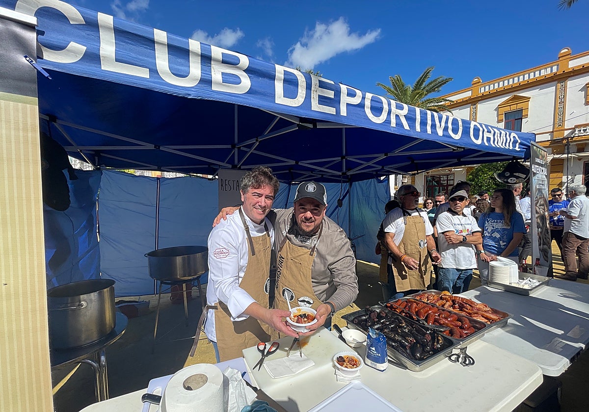 Jorge Blanca (Arahal) y Cristian de Diego (Cangas de Onís) ofreciendo raciones de fabada en la Corredera