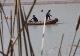 Continúan las tareas de búsqueda del desaparecido tras volcar una canoa en el Guadalquivir