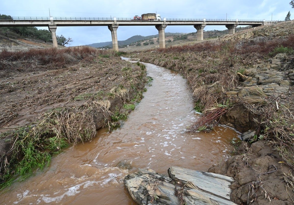 Imágenes tomadas esta misma mañana, en el pantano de Aracena, donde se puede ver una de las escorrentías que le aporta agua, tras las últimas lluvias