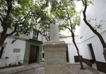 En imágenes: así ha quedado la cruz de la plaza de Santa Marta de Sevilla tras los actos vandálicos