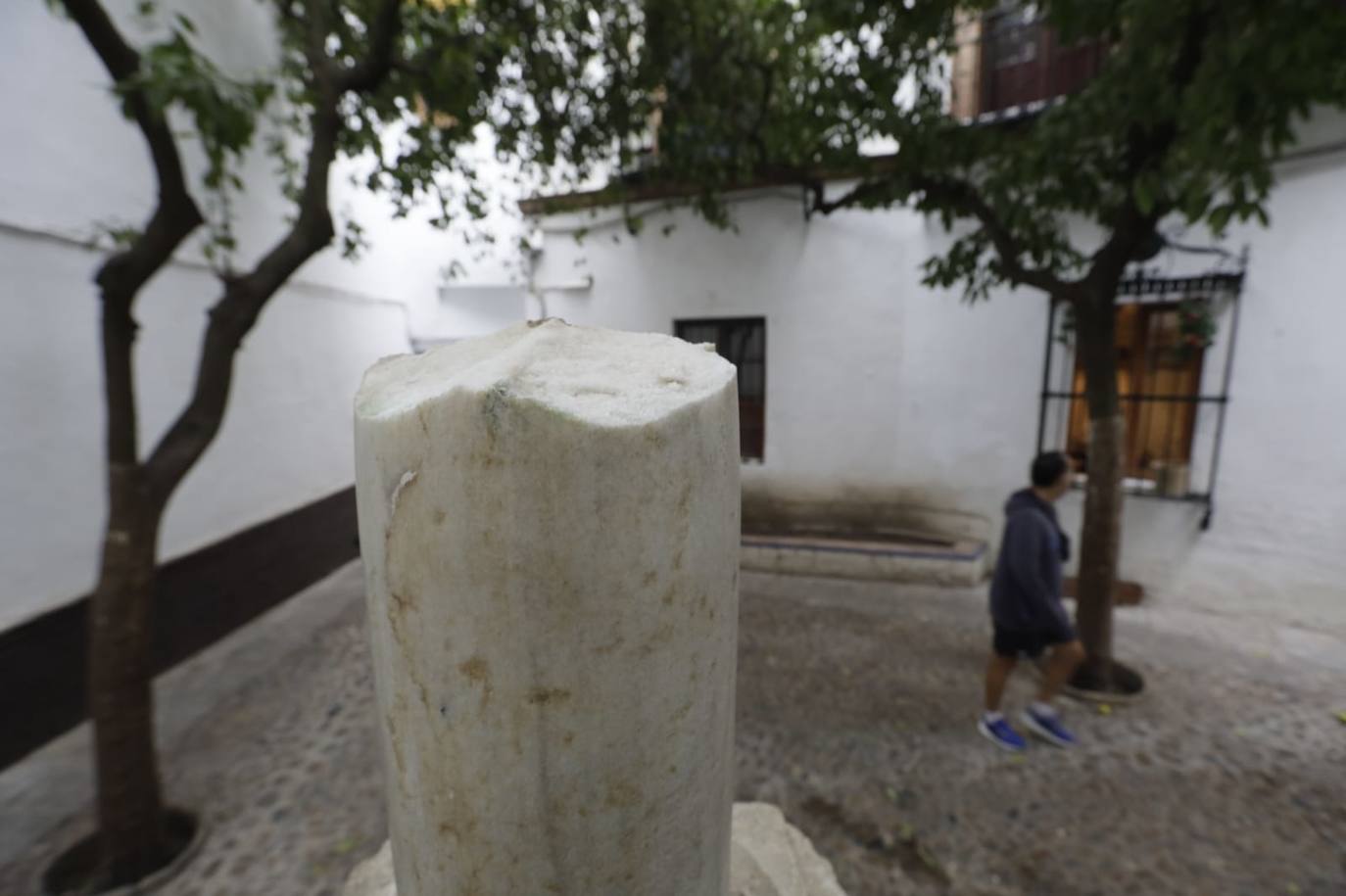 En imágenes: así ha quedado la cruz de la plaza de Santa Marta de Sevilla tras los actos vandálicos