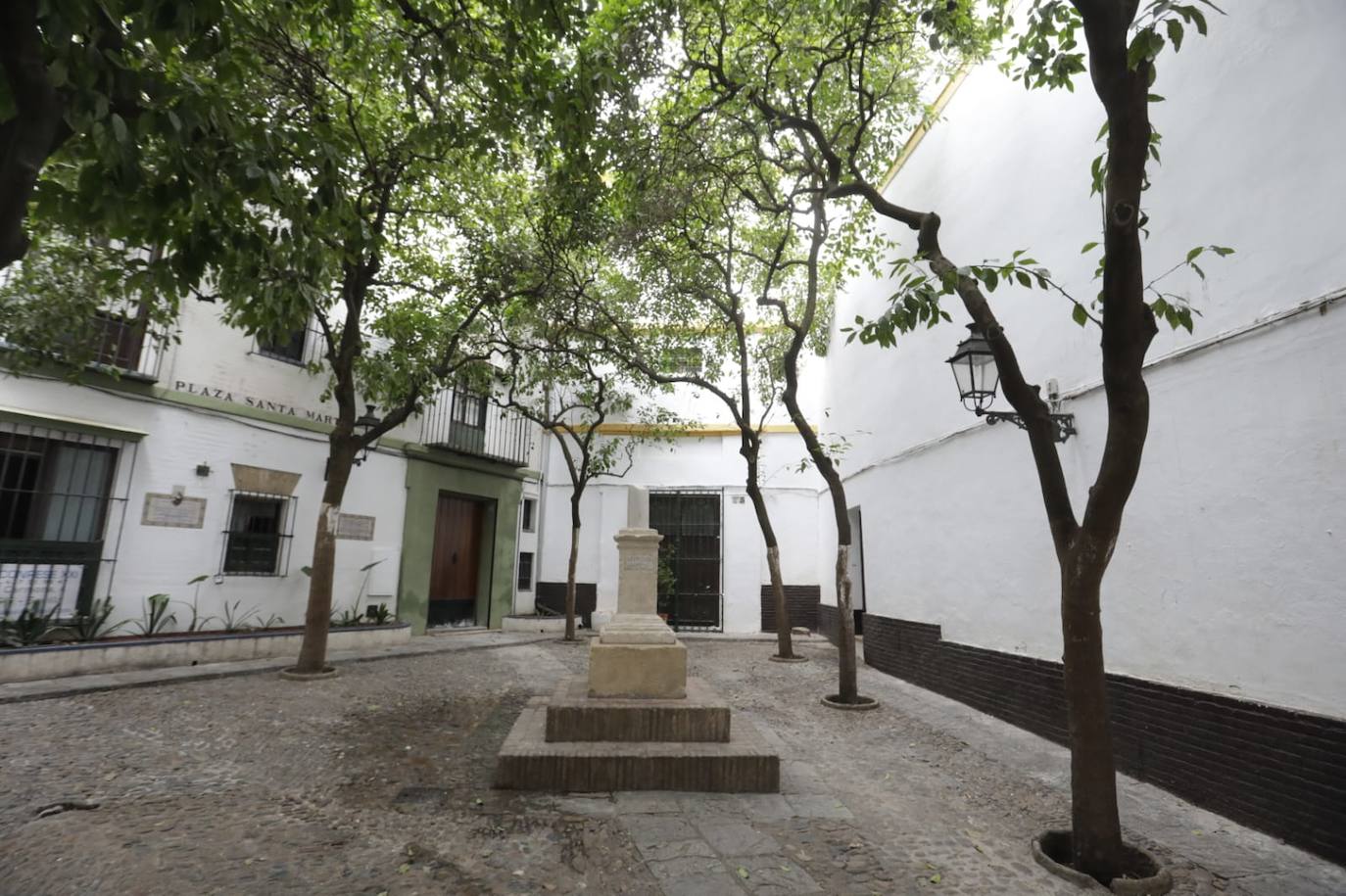 En imágenes: así ha quedado la cruz de la plaza de Santa Marta de Sevilla tras los actos vandálicos
