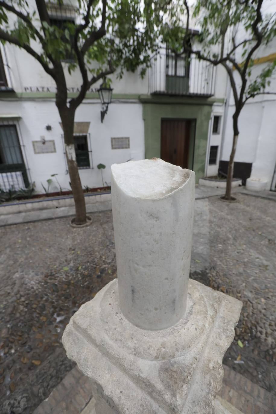 En imágenes: así ha quedado la cruz de la plaza de Santa Marta de Sevilla tras los actos vandálicos