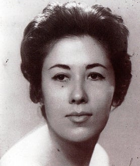 Imagen secundaria 2 - Julia Uceda en Sevilla con escritores de la Generación del 50. Debajo, con Rafael en Avon River. A la derecha, retrato de Julia en la década de los 50