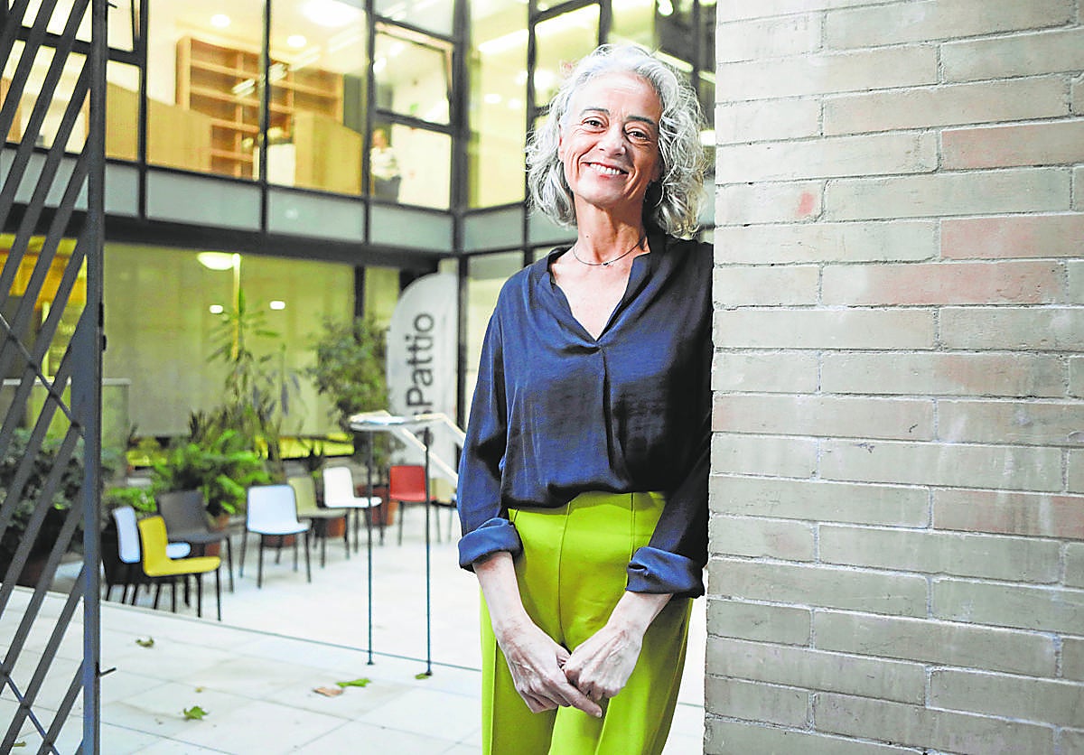 Nuria Canivell en el patio del Colegio de Arquitectos de Sevilla