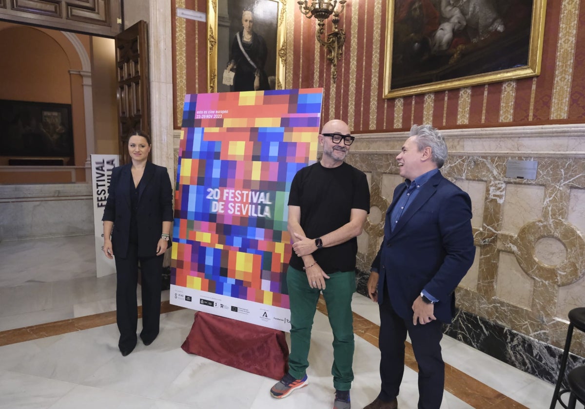 Minerva Salas, el artista Pedro Cabaña y Manuel Cristóbal, junto al cartel del 20 Festival de Cine Europeo de Sevilla