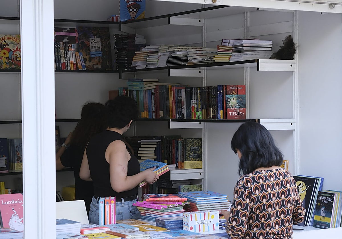 Preparativos en una de las casetas de la Feria del Libro de Sevilla