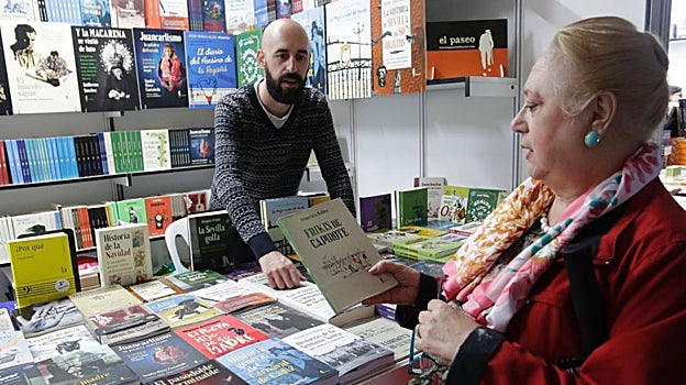Una lectora en la caseta de El Paseo