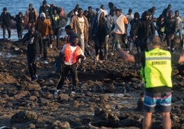 El Gobierno busca una «explanada» en Sevilla para trasladar a los inmigrantes llegados a Canarias