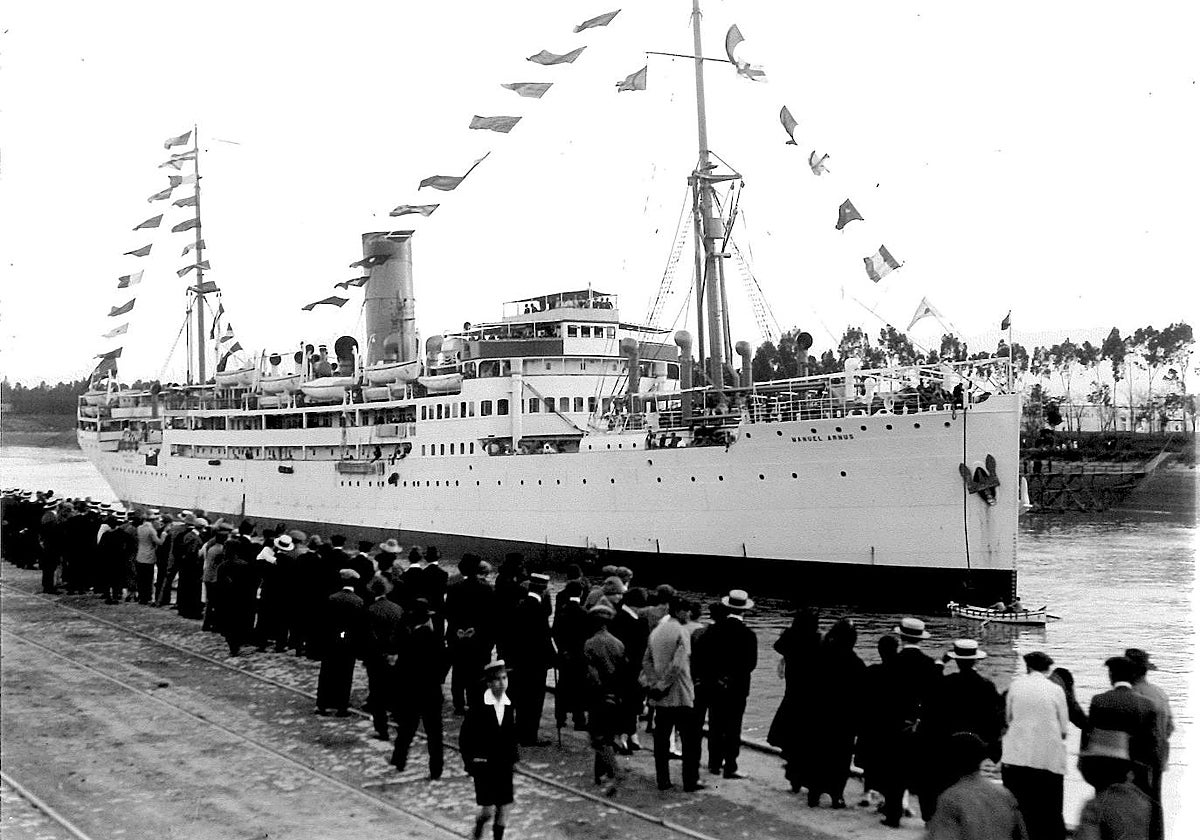El Buque Manuel Arnús en el Muelle de Nueva York, en Sevilla