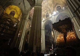 La Virgen de las Angustias preside la misa flamenca en la Catedral de Sevilla, en imágenes