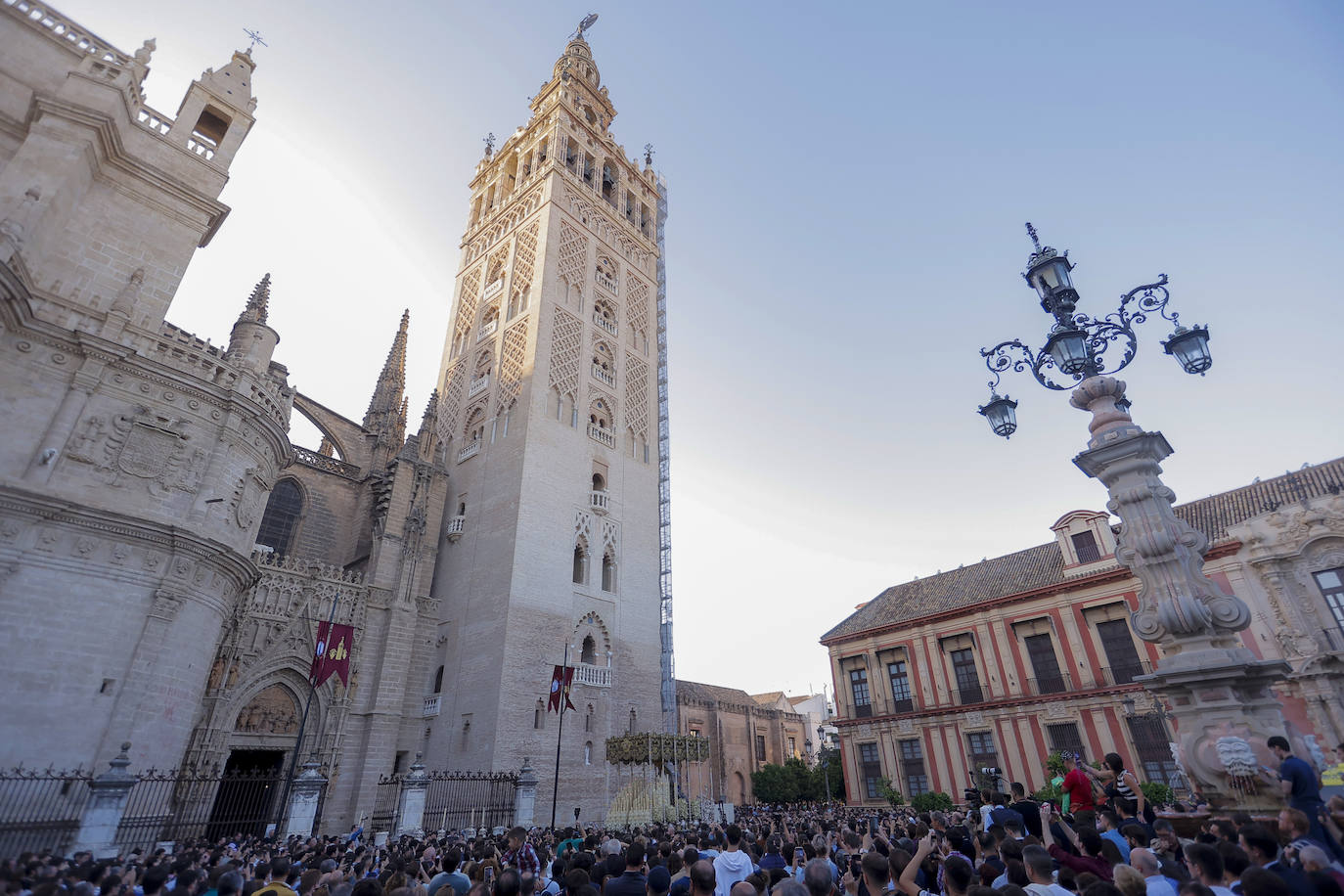 La Virgen de las Angustias se traslada a la Catedral para presidir una misa flamenca