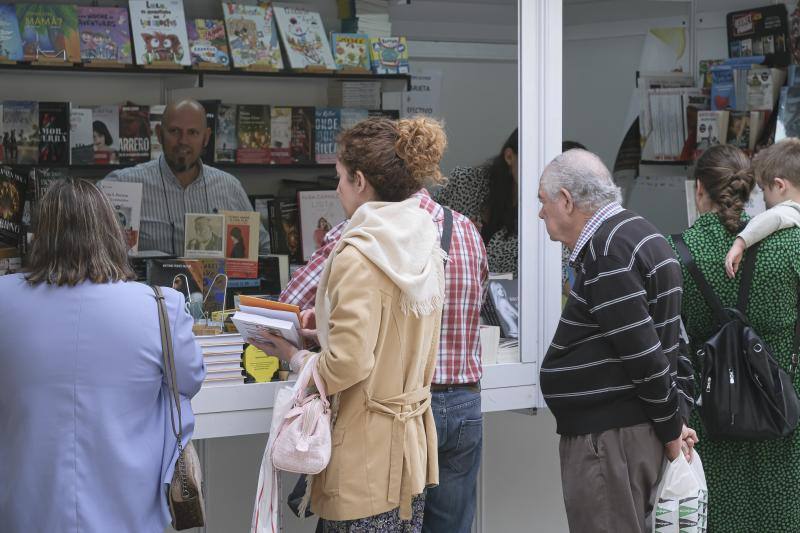 Ambiente dominical en las casetas de la Feria del Libro de Sevilla