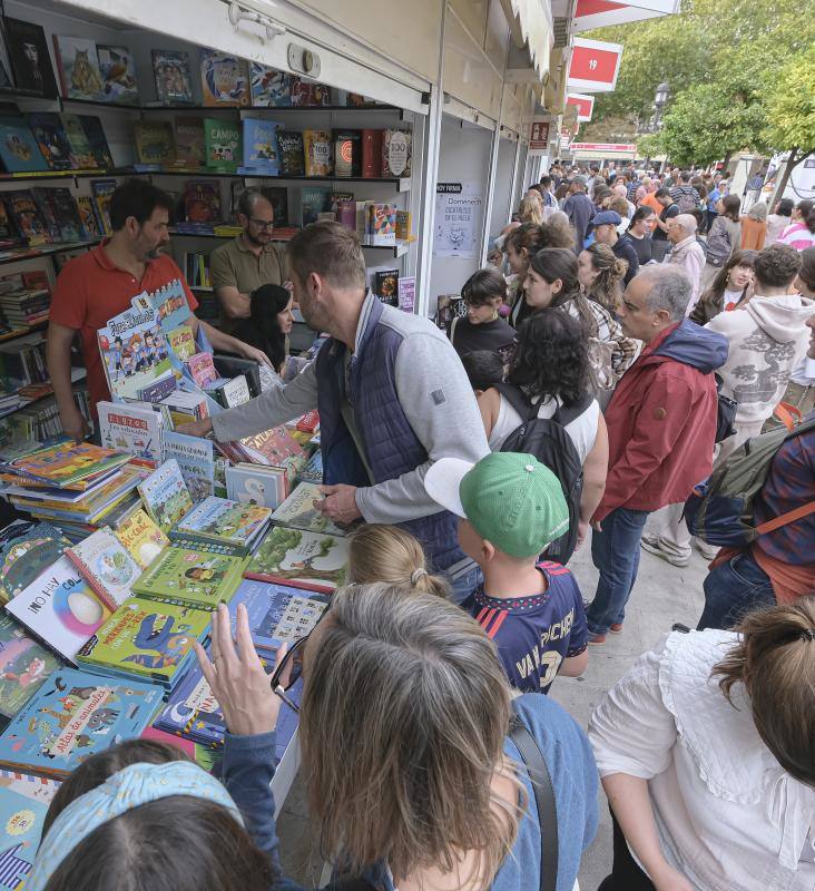 Ambiente dominical en las casetas de la Feria del Libro de Sevilla