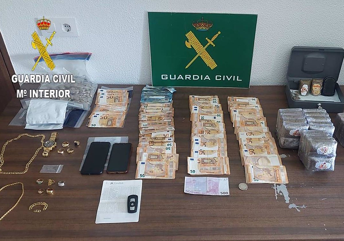 Dinero y material incautado por los agentes de la Guardia Civil