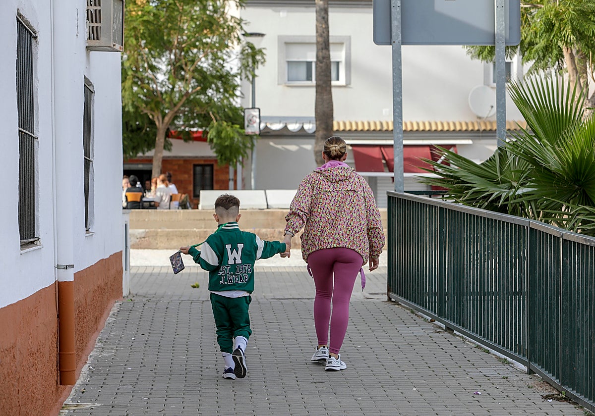 Una mujer con su hijo paseando por El Palmar de Troya este lunes