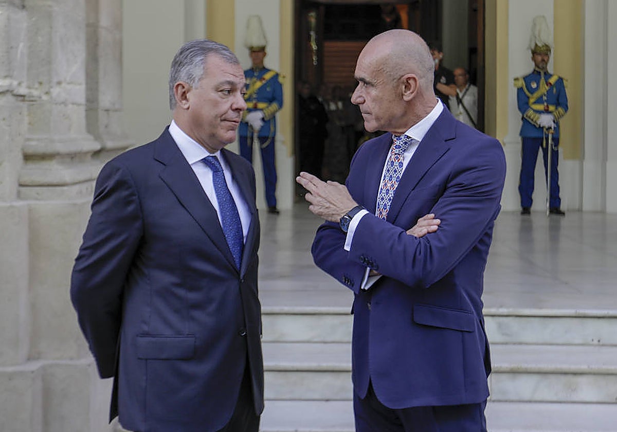 El alcalde de Sevilla, José Luis Sanz, junto al portavoz municipal del PSOE, Antonio Muñoz
