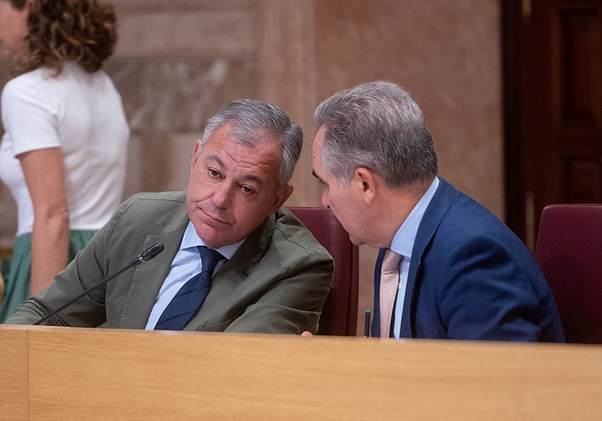 El delegado de Hacienda, Juan Bueno, conversa con el alcalde José Luis Sanz