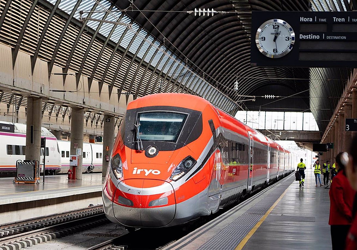 El tren Iryo hace su primera entrada en la estación de Santa Justa, en una imagen de archivo