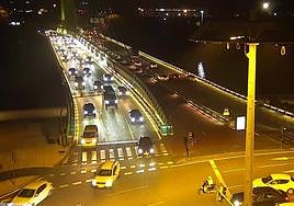 Dos muertos en un accidente de tráfico en el puente del Alamillo, en Sevilla