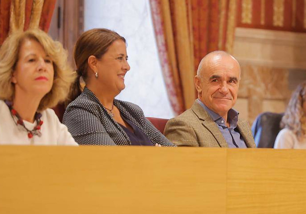 El portavoz del PSOE, Antonio Muñoz, sonreía antes del inicio del Pleno de ordenanzas fiscales