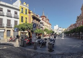 El Ayuntamiento de Sevilla retira publicidad sin licencia de ocupación en las plazas de la Alfalfa y el Salvador