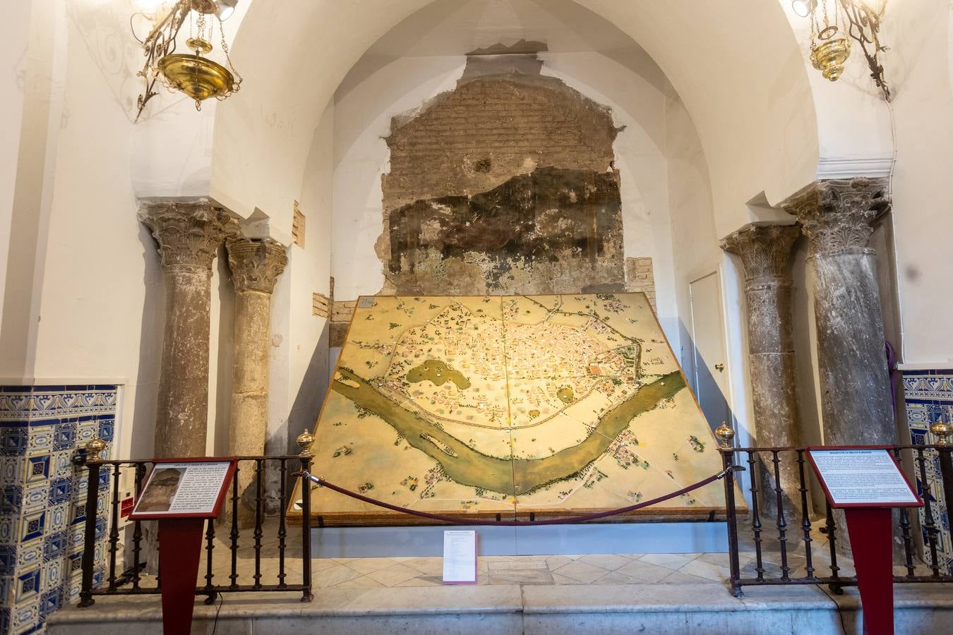 Alguno de los momentos de la inauguración de la exposición 'San Fernando, el que más teme a Dios' en la Catedral