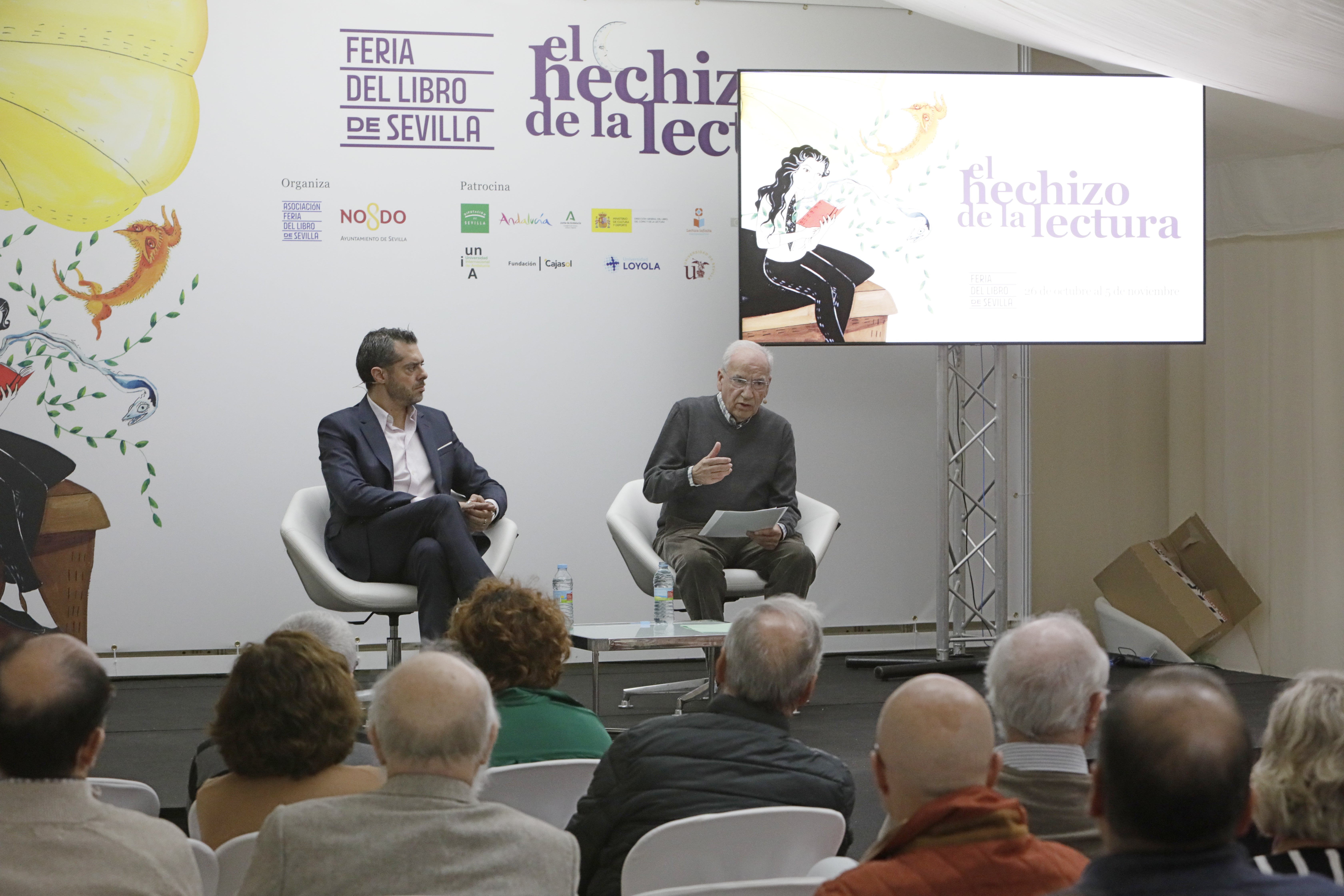 Joaquín Pérez Azaústre y Alfonso Guerra durante la presentación de 'El querido hermano'