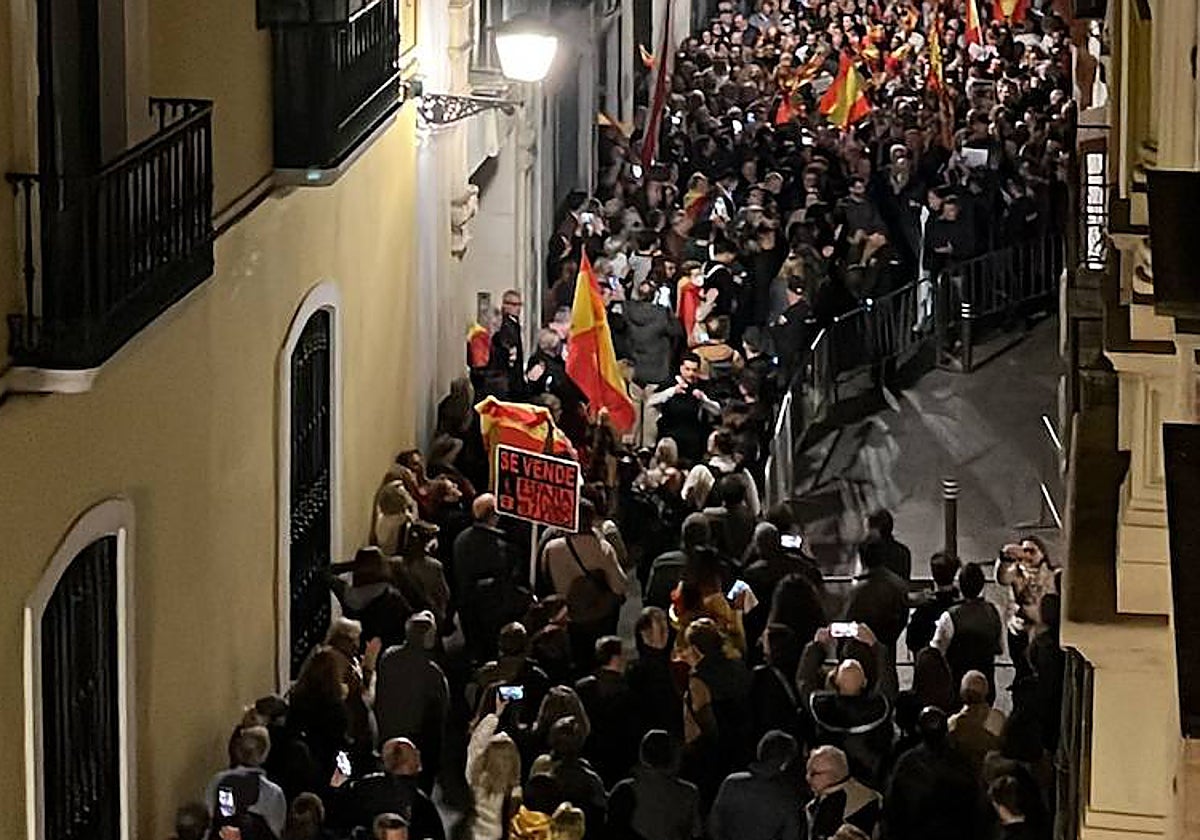 Manifestantes a la puerta de sede regional del PSOE andaluz