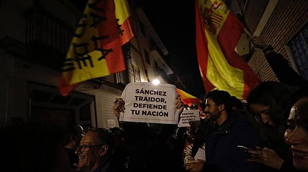 Manifestación contra la amnistía ante la sede del PSOE andaluz en Sevilla, en directo