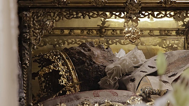 Cuerpo incorrupto del Rey San Fernando en la Capilla Real de la Catedral de Sevilla