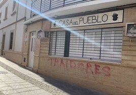 El PSOE de Coria del Río denuncia una pintada con la palabra «traidores» en la fachada de su sede