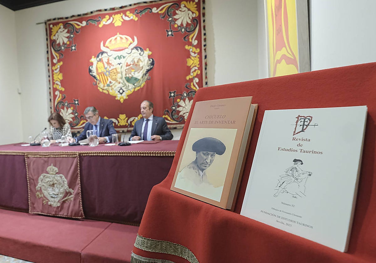 El teniente de Hermano Mayor de la Real Maestranza, Santiago de León y Domecq, presentó este jueves ambas obras